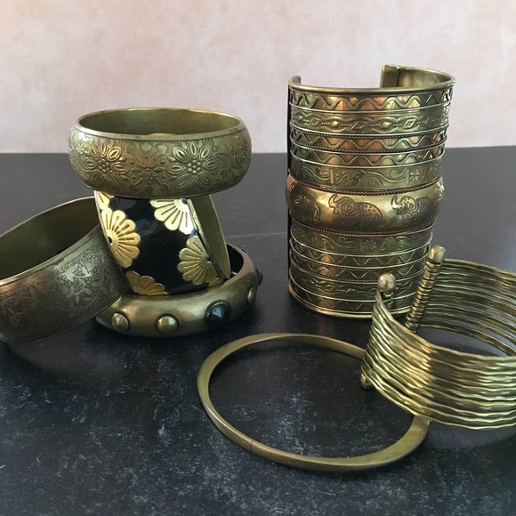 Gold brass floral etched wide bangle bracelet - Picture 9 of 9